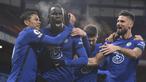 Bek Chelsea, Kurt Zouma (kedua dari kiri), melakukan selebrasi bersama rekan-rekannya usai mencetak gol kedua Chelsea ke gawang Leeds United dalam laga lanjutan Liga Inggris pekan ke-11 di Stamford Bridge, London, Sabtu (5/12/2020). Chelsea menang 3-1 atas Leeds United. (Pool via AP/Mike Hewitt)