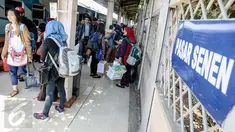 Sejumlah penumpang tiba  di Stasiun Senen, Jakarta, Minggu (3/1/2016). Kedatangan arus balik libur Natal dan Tahun Baru dari sejumlah daerah Pulau Jawa hingga pukul 13.00 WIB tercatat sebanyak 398.947 orang. (Liputan6.com/Faizal Fanani)
