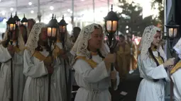 Rangkaian Kegiatan Misa Natal Pontifikal di Gereja Katedral, Jakarta, yang dimulai sejak pukul 09.00 WIB. Tampak dalam foto, iring-iringan umat Katolik saat pelaksanaan Misa Pontifikal Natal di Gereja Katedral Jakarta, Kamis (25/12/2025). (Kapanlagi.com/Budy Santoso)