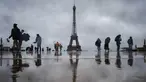 Pengunjung berjalan di Esplanade du Trocadero dengan latar belakang Menara Eiffel, yang ditutup untuk umum pada hari keempat pemogokan stafnya, di Paris pada 22 Februari 2024. (Dimitar DILKOFF/AFP)