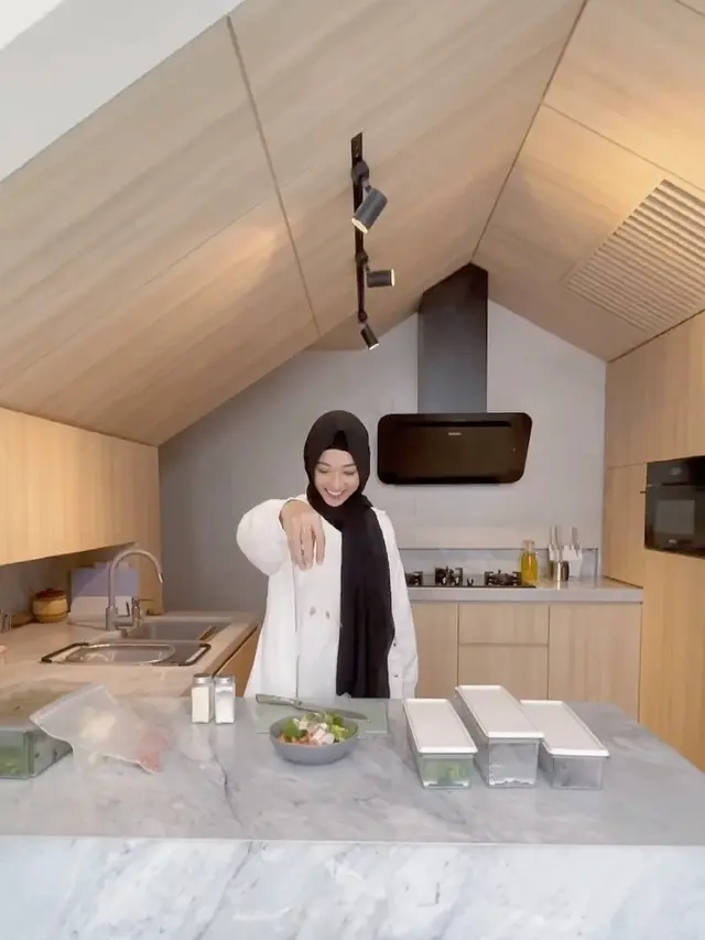 5 Potret Dapur Rumah Poppy Bunga dan Riphat Senikentara, Perpaduan Modern Minimalis dengan Sentuhan Hangat