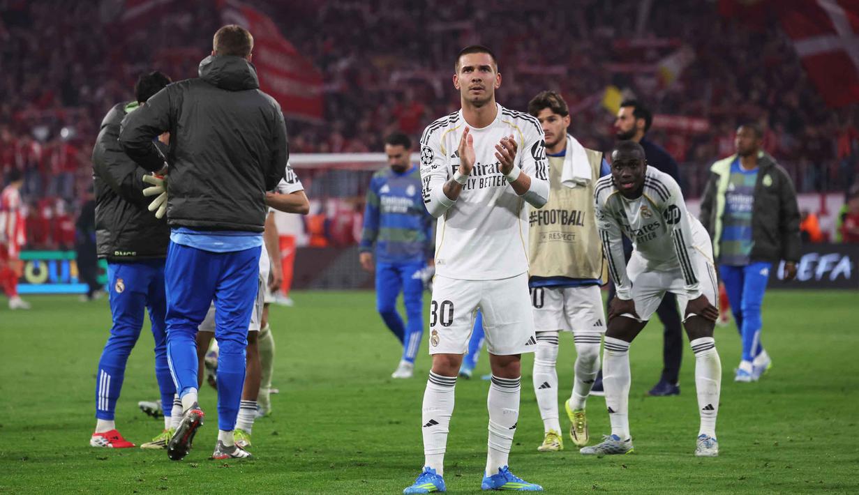 Kekalahan ini menjadi pukulan telak bagi Real Madrid yang harus angkat koper di babak perempat final, hanya kedua kalinya dalam 14 musim terakhir. Tampak dalam foto, gelandang Real Madrid asal Argentina, Franco Mastuantono (tengah), menyapa para penggemar setelah berakhirnya pertandingan leg kedua perempat final Liga Champions 2025/2026 melawan FC Bayern Munchen di Allianz Arena, Jerman Selatan, pada Rabu 15 April 2026 waktu setempat atau Kamis (16/4/2026) dini hari WIB. (Karl-Josef HILDENBRAND/AFP)