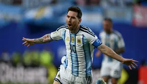 Penyerang Argentina, merayakan gol pertama yang dicetak timnya dalam laga Grup J Piala Dunia 2026 antara Argentina melawan Aljazair di Stadion Kansas City, Kansas City, pada 16 Juni 2026. (Roberto SCHMIDT / AFP)