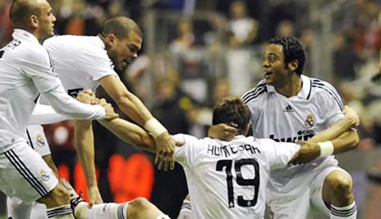 Real Madrid players celebrate their third goal against Athletic Bilbao during their Spanish league football match on March 14, 2009, at San Mames stadium in Bilbao. AFP PHOTO/RAFA RIVAS