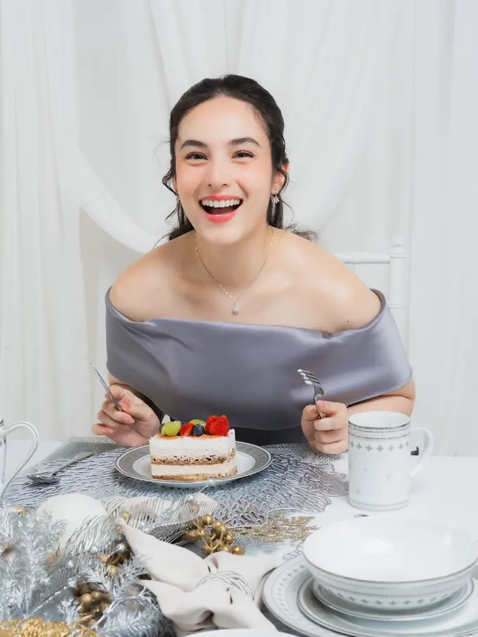 Chelsea Islan Mendesain Perangkat Makan untuk Hadiah Natal dan Tahun Baru