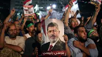 Massa Ikhwanul Muslimin pendukung Morsi (Huffington Post)