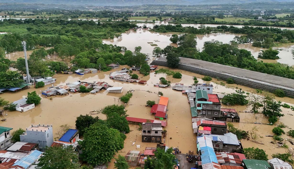 Menurut ahli meteorologi pemerintah Filipina, Topan Fung-wong diperkirakan membawa setidaknya 200 milimeter (delapan inci) hujan ke sejumlah wilayah di negara itu. Tampak foto udara menunjukkan pemandangan rumah-rumah yang terendam banjir di Kota Tuguegarao, Provinsi Cagayan, di utara Manila pada 10 November 2025, setelah sungai meluap akibat hujan deras yang disebabkan oleh Topan Super Fung-wong. (John DIMAIN/AFP)