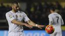 Striker Real Madrid, Karim Benzema, mencetak tiga gol ke gawang Vallecano pada laga La Liga Spanyol, Minggu (20/12/2015). (Reuters/Heino Kalis)