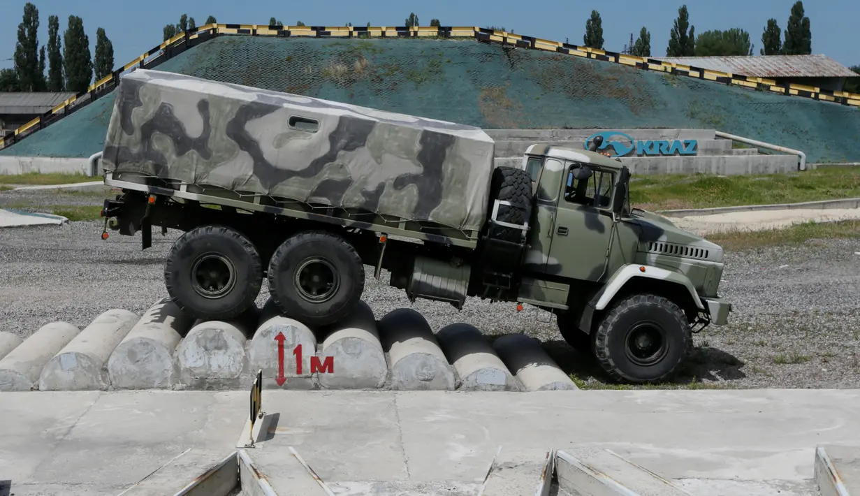 Truk lapis baja KrAZ-6322RA saat di uji kelayakan sebelum dipasarkan di Pabrik AutoKrAZ, Kremenchuk, Ukraina, Selasa (14/6). Truk ini diproduksi dengan berbagai kelebihan untuk keperluan pertahanan. (REUTERS / Valentyn Makarenko)