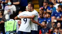 Pemain Tottenham Hotspur Harry Kane (kanan) melakukan selebrasi dengan Richarlison usai mencetak gol ke gawang Chelsea pada pertandingan sepak bola Liga Inggris di Stadion Stamford Bridge, London, Inggris, 14 Agustus 2022. Pertandingan berakhir imbang 2-2. (AP Photo/Ian Walton)