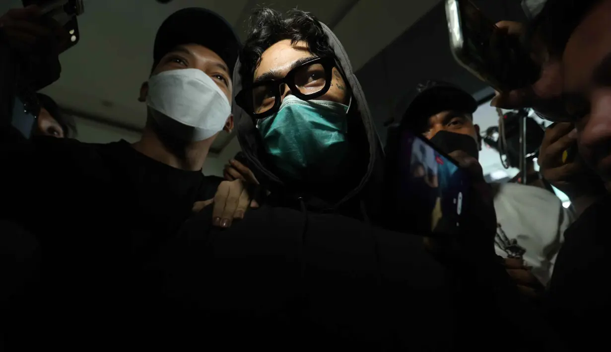 Musisi sekaligus aktor, Onadio Leonardo atau akrab disapa Onad, saat tiba di Polres Jakarta Barat pada Senin (3/11/2025). Onad ditahan sementara di Polres Jakarta Barat untuk menjalani pemeriksaan lebih lanjut oleh penyidik Satuan Reserse Narkoba. (Kapanlagi.com/Budy Santoso)