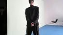 Lee Jae Wook tampil dengan outfit serba hitam. Ia mengenakan turtleneck yang ditumpuknya dengan setelan blazer dan celana panjang, hingga sepatu yang semuanya berwarna hitam. [Foto: Instagram/jxxvvxxk]