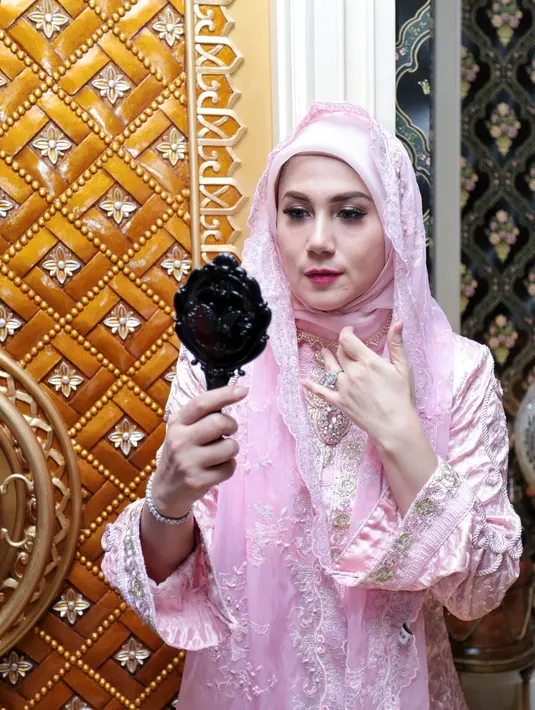 Kesedihan begitu dirasakan oleh Marini saat lebaran. Perbedaan begitu dirasakan oleh Marini setelah kepergian ayahnya untuk selama-lamanya saat kumpul keluarga saat lebaran. (Adrian Putra/Bitang.com)