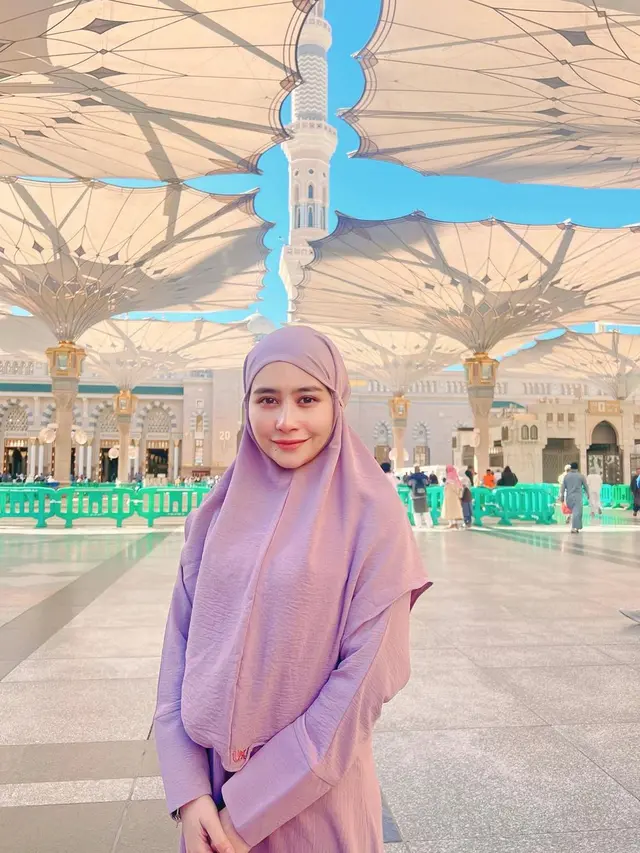 6 Pesona Prilly Latuconsina Tampil Berhijab Kala Umrah, Intip Detail Outfitnya!