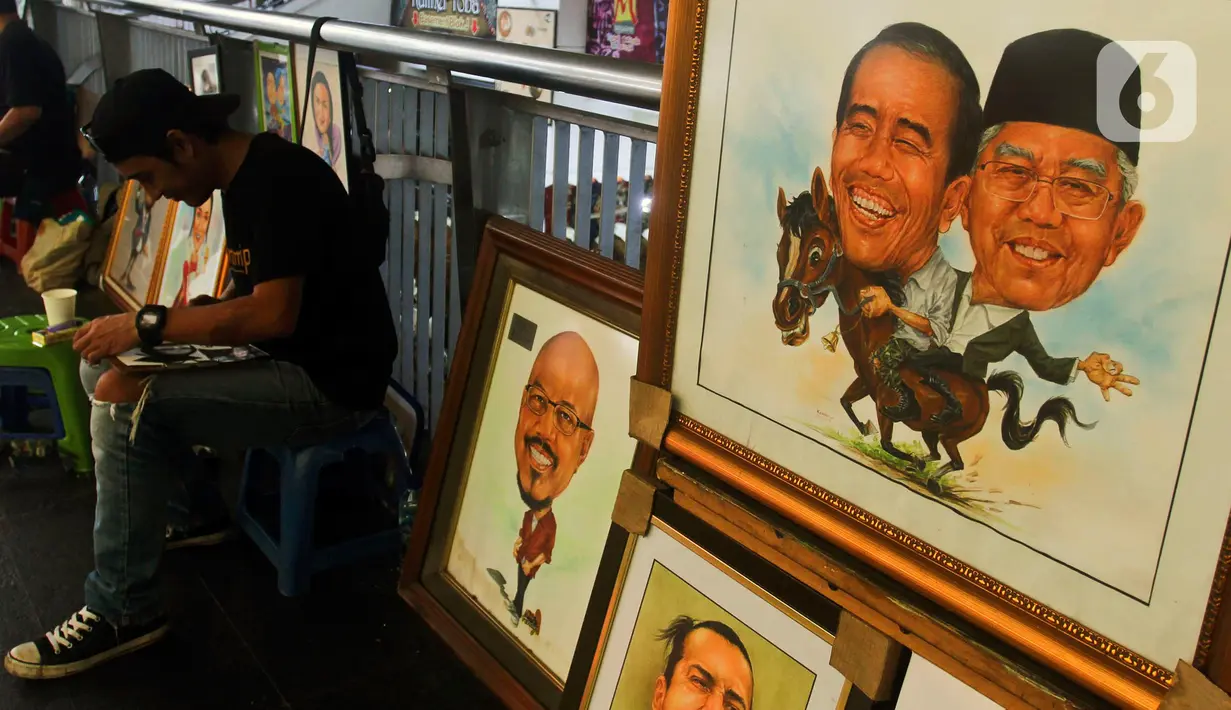Seniman lukis mengerjakan order jasa lukis di kawasan Blok M Square, Jakarta Selatan, Sabtu (8/2/2020). Untuk satu wajah, mereka membanderol harga mulai dari Rp 400.000 untuk BW dan Rp 600.000 untuk full clour berukuran 2R. (Liputan6.com/Johan Tallo)