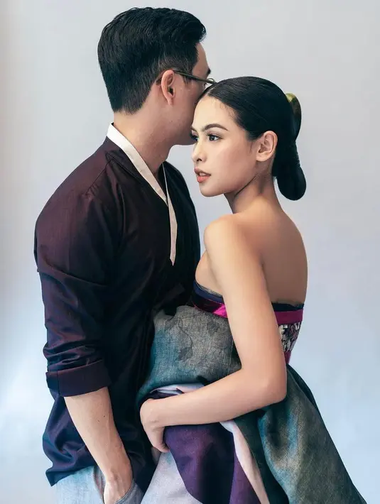 Sedangkan untuk konsep tradisional, keduanya tampil kompak berbalut baju hanbok nuansa merah maroon rancangan desainer Adrian Gan. (Foto: Instagram/maudyayunda)