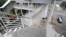 Suasana pembangunan Jembatan Penyeberangan Orang (JPO) halte layangTransjakarta CSW di Kebayoran Baru, Jakarta, Senin (9/1). JPO halte ini setara dengan bangunan empat lantai. (Liputan6.com/Immanuel Antonius)