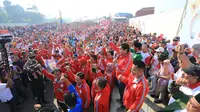 Ketua Umum Taruna Merah Putih Maruarar Sirait depan peserta parade Kebhinekaan Nusantara di Parung Panjang, Kabupaten Bogor, Jawa Barat, Minggu (27/8/2017). (Liputan6.com/Ika Defianti)