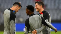 Kini, saat Robert Lewandowski telah resmi menjadi bagian Barcelona, Sergio Busquets dan kawan-kawan merasa senang sudah tidak menghadapi sang pemain lagi sebagai lawan. Kehadirannya bisa menjadi jaminan Barcelona untuk mencetak gol demi gol usai ditinggalkan Pierre-Emerick Aubameyang. (AFP/Christof Stache)
