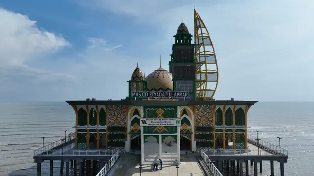Bupati Tanah Bumbu, HM Zairullah Azhar bersama COO PT Borneo Indobara (BIB), Raden Utoro, meresmikan Masjid Apung Ziyadatul Abrar yang berada di Pantai Siring Pantai Pagatan Kabupaten Tanah Bumbu, Minggu (26/11/2023). (Dok Sinarmas)