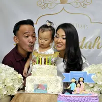 Tepat dihari ulang tahunnya, Sarwendah merayakannya bersama suami, Ruben Onsu dan putrinya di Yayasan Kasih Anak Kanker Indonesia (YKAKI). Alasannya, mantan anggota girlband Cherrybelle ingin berbagi keceriaan. (Nurwahyunan/Bintang.com)