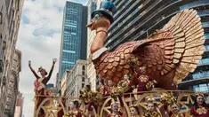 Kendaraan hias Tom Turkey bergerak dekat Central Park selama Parade Hari Thanksgiving Macy di New York, Amerika Serikat, Kamis (23/11/2023). (AP Photo/Andres Kudacki)