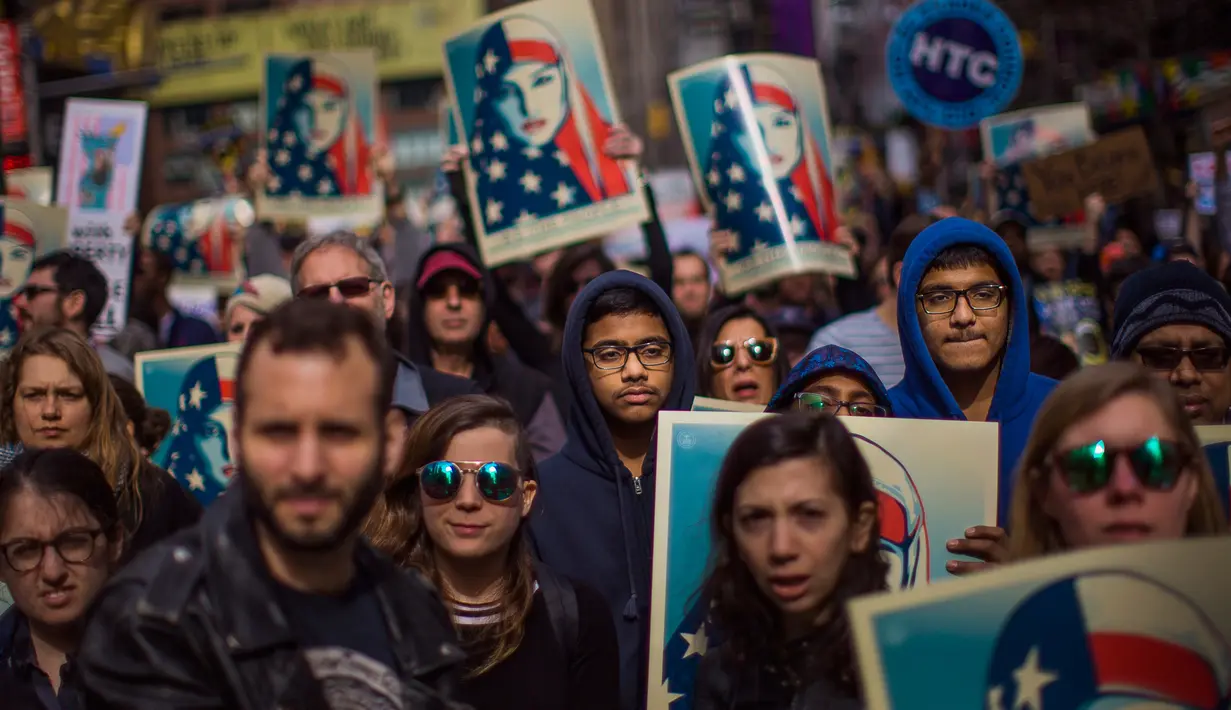 Sejumlah orang berunjuk rasa mendukung Muslim Amerika dan aksi protes kebijakan imigrasi Presiden Donald Trump di Times Square, New York, Minggu (19/2). (AP/Andres Kudacki)