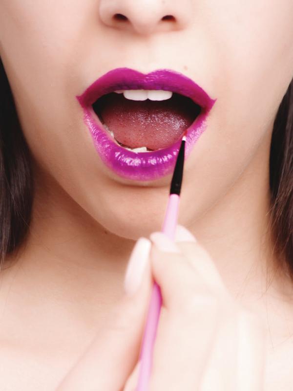 Ilustrasi memakai lipstik. (Pexels.com/Oleg Magni)