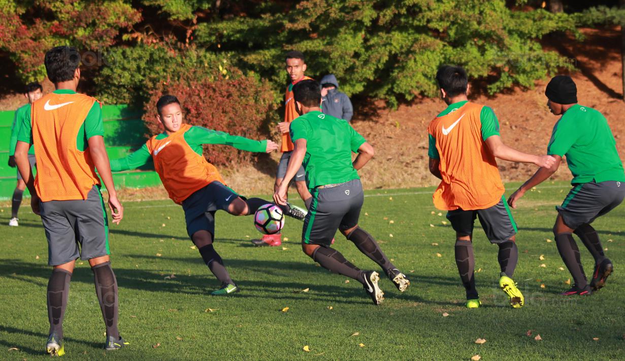 Gelandang Timnas Indonesia U-19, Syahrian Abimanyu, menendang bola saat latihan di Paju National Football Centre, Gyeonggi, Minggu (29/10/2017). Persiapan dilakukan Timnas U-19 jelang laga Kualifikasi Piala Asia 2018. (Bola.com/Media PSSI)