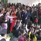 Presiden Joko Widodo atau Jokowi menyapa warga dan undangan yang hadir sebelum Upacara Penurunan Bendera Merah Putih di Istana, Kamis (17/8/2023). (YouTube Sekretariat Presiden)
