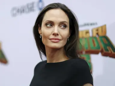 Angelina Jolie berpose pada acara pemutaran perdana film " Kung Fu Panda 3 " di teater TCL Cina di Hollywood, California 16 Januari 2016. Badan Angelina Jolie tampak kurus, bahkan kabarnya berat badannya cuma 37 kg. (REUTERS/Mario Anzuoni)