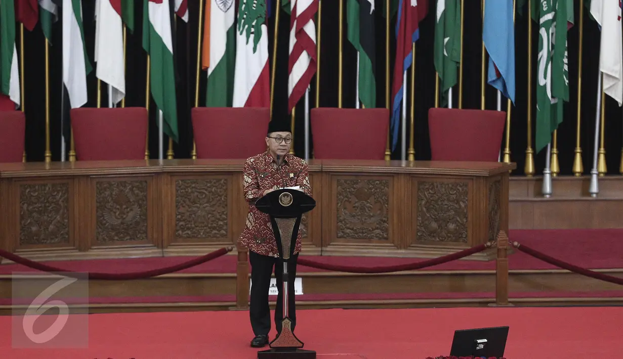 Ketua MPR Zulkifli Hasan memberikan sambutan pada peringatan lahirnya Pancasila di Gedung Merdeka, Bandung, Jawa Barat, (1/6/2016).Acara ini merupakan peringatan Pidato Bung Karno 1 Juni 1945. (Liputan6.com/Faizal Fanani)
