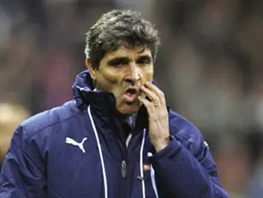 Tottenham Hotspur's Juande Ramos walks off the pitch following the game against Stoke City during the Premiership match at Britannia Stadium on October 19, 2008. Stoke won the game 2-1. AFP PHOTO/Adrian Dennis