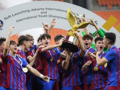 Pemain Barcelona U-18 berhasil membawa pulang trofi International Youth Championship 2021 usai mengalahkan Atletico Madrid U-18 di Jakarta International Stadium, Jakarta, Selasa (19/04/2022). (Bola.com/Bagaskara Lazuardi)