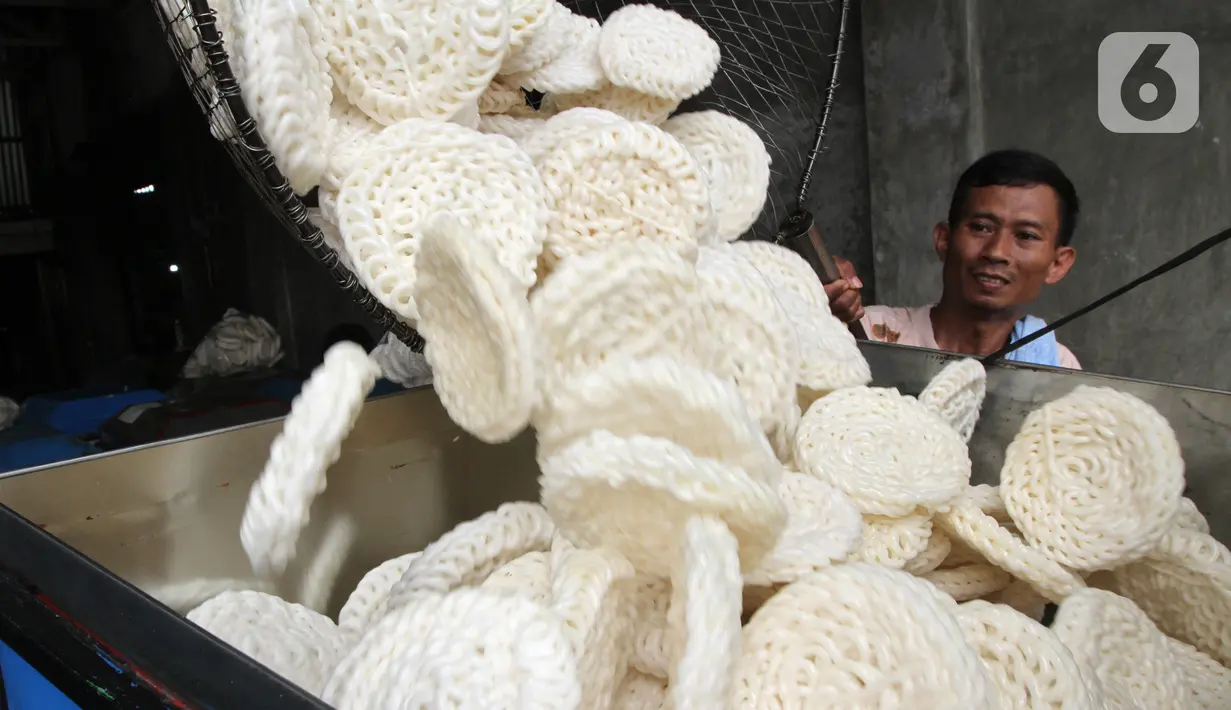 Pekerja mengangkat kerupuk kaleng di Depok, Jawa Barat. Naiknya harga bahan tepung tapioka pembuat kerupuk kaleng menyebabkan produsen kerupuk mengurangu kualitas produksi kerupuk. (Liputan6.com/Fery Pradolo) 