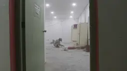 Pekerja menyelesaikan proyek ruang ganti di Stadion Rizal Memorial, Manila, Senin (25/11). Meski akan digunakan besok untuk cabang sepak bola SEA Games 2019 namun kondisinya masih belum layak. (Bola.com/M Iqbal Ichsan)
