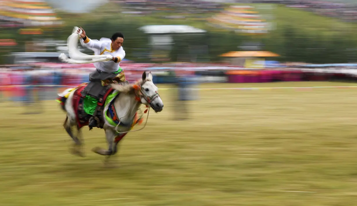 Seorang penunggang kuda memamerkan kemampuannya dalam upacara pembukaan Festival Pariwisata Shambhala ke-20 di Prefektur Otonom Etnis Tibet Gannan, Provinsi Gansu, China, 31 Agustus 2020. Festival Pariwisata Shambhala ke-20 dimulai di Padang Rumput Dangzhou pada Senin (31/8). (Xinhua/Chen Bin)