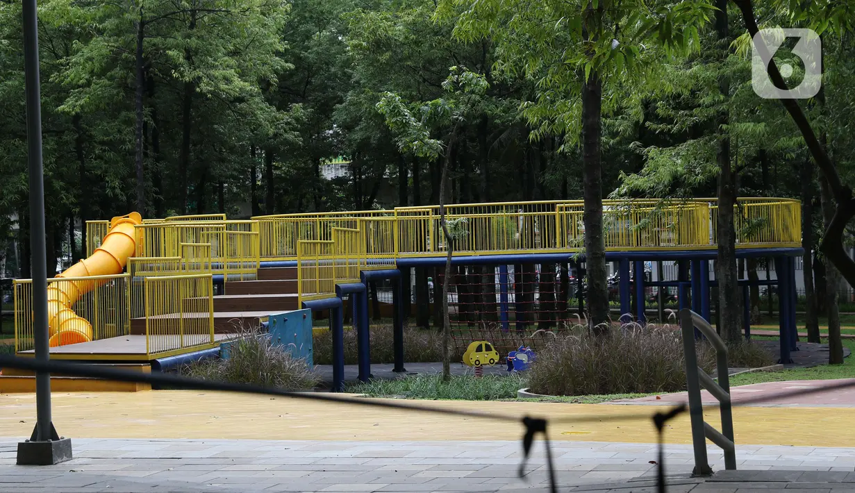 Suasana arena bermain anak di Taman Puring, Jakarta, Selasa (24/3/2020). Pemerintah Provinsi DKI Jakarta menutup semua Ruang Terbuka Hijau terhitung sejak 14 Maret 2020 hingga 14 hari ke depan sebagai antisipasi merebaknya virus Corona Covid-19. (Liputan6.com/Helmi Fithriansyah)