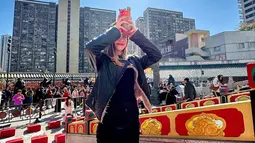 Bella juga mengeksplorasi berbagai sudut kota. Dari pasar tradisional hingga pusat perbelanjaan, ia menikmati keindahan Hongkong di momen perayaan Imlek. Suasana meriah penuh warna merah dan emas semakin menambah keseruan perjalanannya. (Liputan6.com/IG/@bellagap)