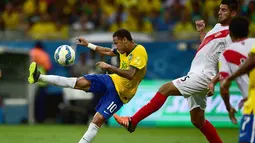 Pemain Brasil, Neymar, berusaha menendang bola ke arah gawang Peru dalam Kualifikasi Piala Dunia 2018 di Stadion Arena Ponte Nova, Salvador, Brasil, Rabu (18/11/2015) pagi WIB. (AFP Photo/Christophe Simon)