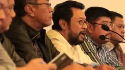 Yorrys Raweyai memberikan keterangan  pers di Jakarta, Selasa (7/4/2015). Partai Golkar pimpinan Agung Laksono siap menggelar Rapat Pimpinan Nasional (Rapimnas) I Partai Golkar di Jakarta pada Rabu (8/4/2015). (Liputan6.com/Johan Tallo)