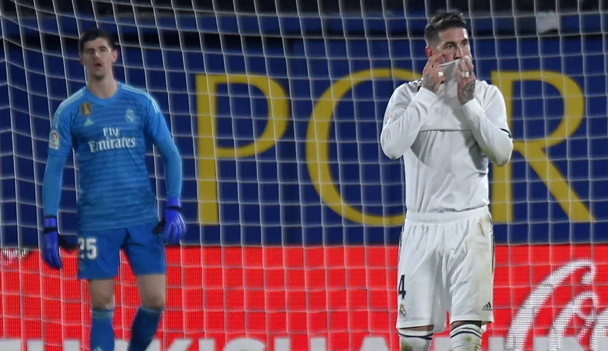 1. Ekspresi Sergio Ramos usai Real Madrid gagal meraih kemenangan pada laga lanjutan LaLiga yang berlangsung di Stadion DeLa Ceramica, Villareal, Jumat (4/12). Real Madrid ditahan imbang Villareal 2-2.  (AFP/Jose Jordan)