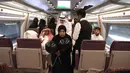 Para penumpang menaiki kereta api kecepatan tinggi Haramain yang resmi beroperasi di stasiun kereta Makkah, Kamis (11/10). Kereta api Haramain memiliki 35 armada, masing-masing terdiri dari 417 kursi. (BANDAR ALDANDANI/AFP)