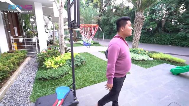 7 Potret Taman Rumah Raffi Ahmad, Keren dan Dilengkapi Arena Bermain