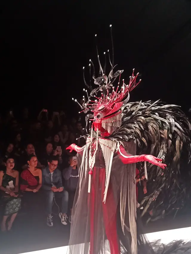 4 Ksatria Dewi Fashion Knights tutup Jakarta Fashion Week 2019 dengan memukau