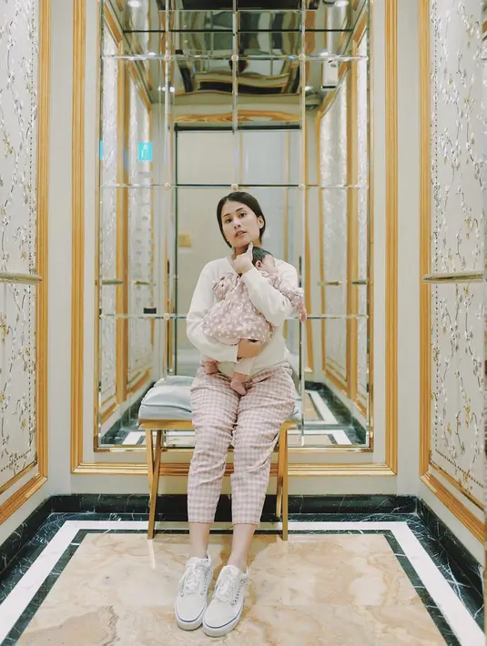 Gaya rambutnya pun terbiasa dibiarkan menjuntai atau bahakan diikat saja. Tak jarang Gya juga menyamakan pakaiannya dengan baby Kalea. Ibu muda ini selalu tampil memesona dalam balutan sederhananya. (Liputan6.com/IG/@gyaps)