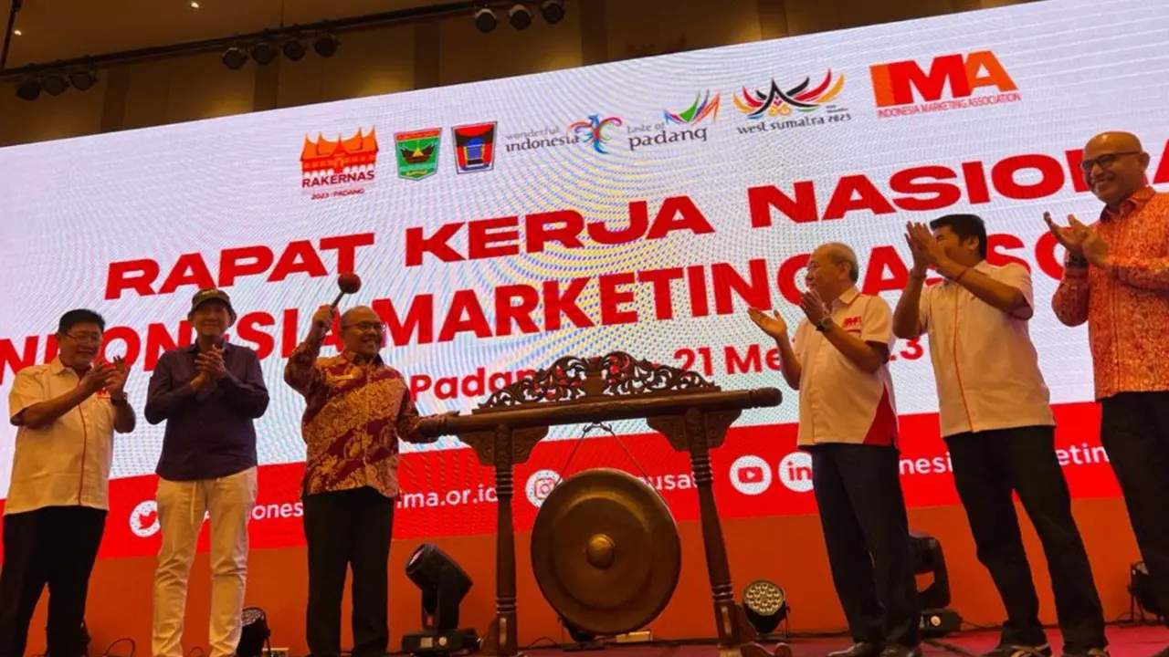 Pembukaan Rakernas IMA oleh Sekretaris Daerah Pemda Sumatera Barat Hansastri Bersama President IMA Pusat Suparno Djasmin.