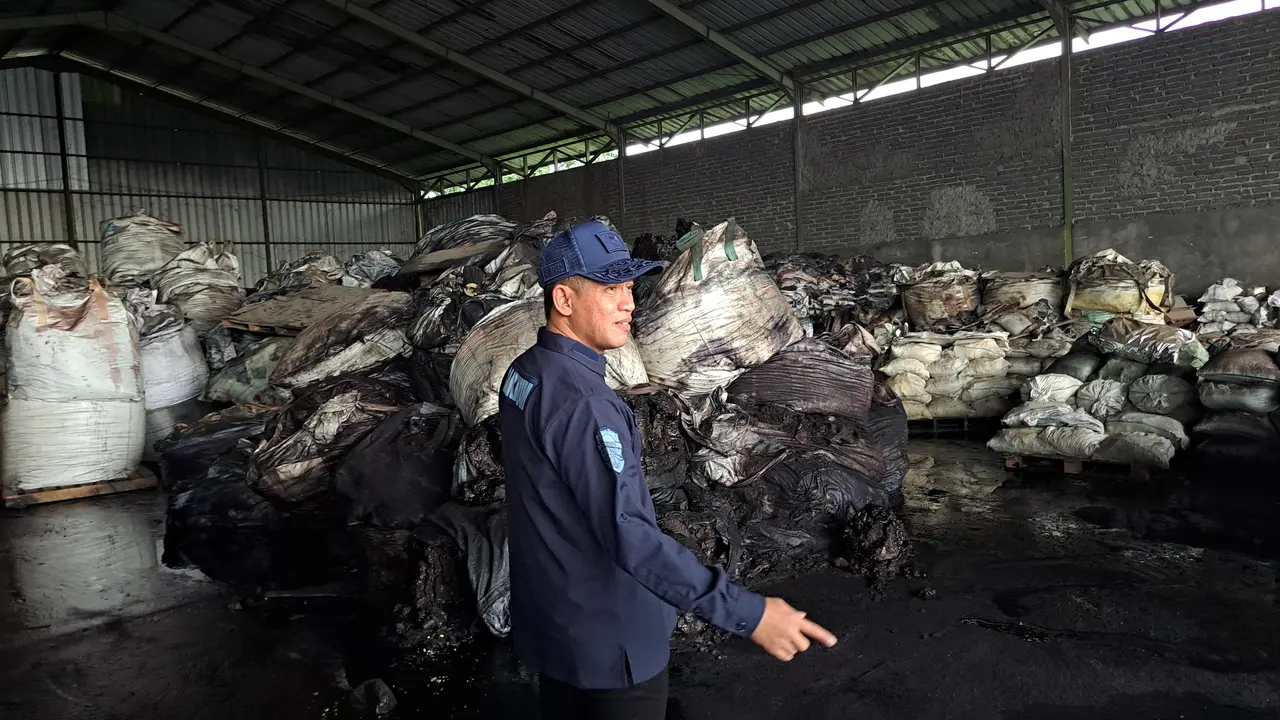 Menteri Lingkungan Hidup, Hanif Faisol Nurofiq menyegel sebuah gudang pengolahan limbah oli dan plastik di kawasan Pasar Kemis, Kabupaten Tangerang.