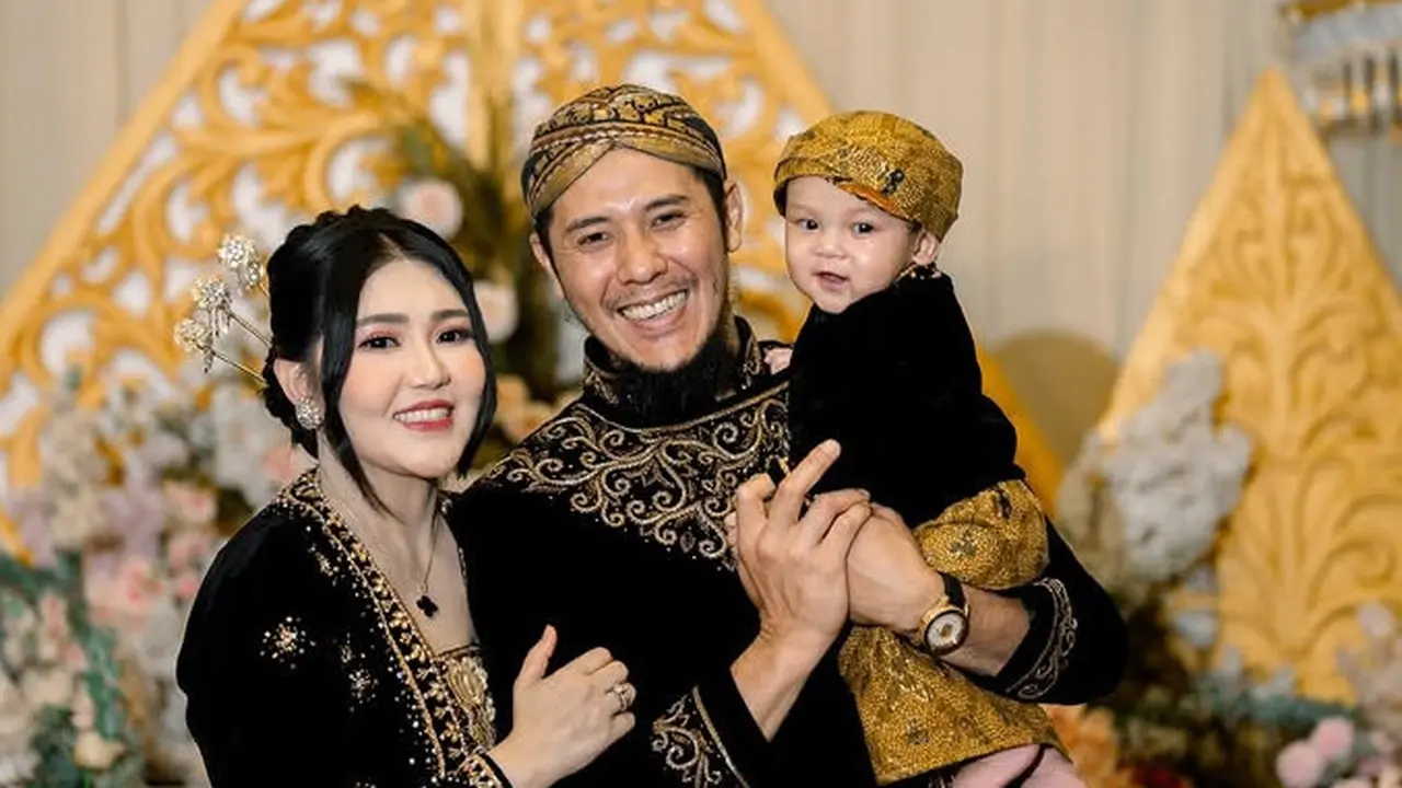 Pesona Via Vallen saat Tedak Siten Adat Jawa Putranya di Usia 7 Bulan