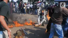 Sejumlah massa yang tergabung dalam Barisan Masyarakat Anti Korupsi, Kolusi dan Nepotisme (BASMI KKN) melakukan aksi teatrikal di kawasan Patung Kuda, Jakarta, Jumat (27/5/2022). Dalam aksi tersebut mereka menuntut pemerintah untuk mengatasi lonjakan harga dan kelangkaan minyak goreng di Indonesia. (Liputan6.com/Herman Zakharia)